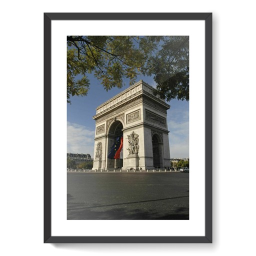 Drapeaux français et européen flottant sous l'Arc de triomphe de l'Étoile (affiches d'art encadrées)