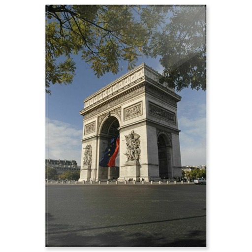 Drapeaux français et européen flottant sous l'Arc de triomphe de l'Étoile (panneaux acryliques)