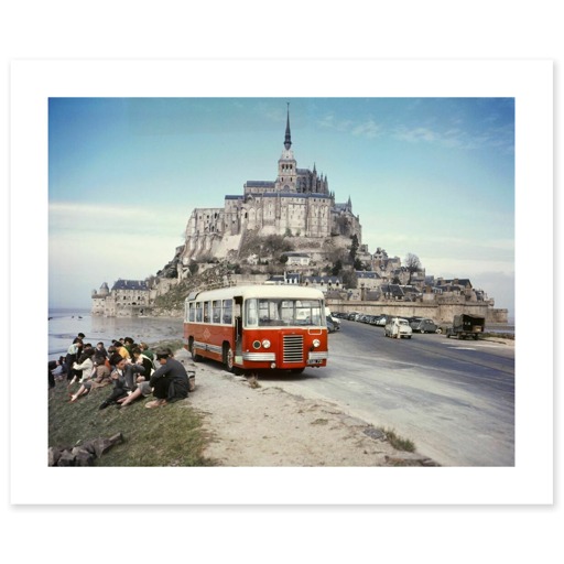 Mont-Saint-Michel, car de touristes sur la digue-route (affiches d'art)