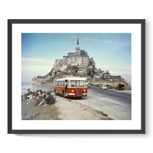 Mont-Saint-Michel, car de touristes sur la digue-route (affiches d'art encadrées)
