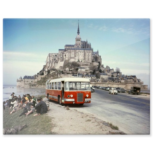 Mont-Saint-Michel, car de touristes sur la digue-route (panneaux aluminium)