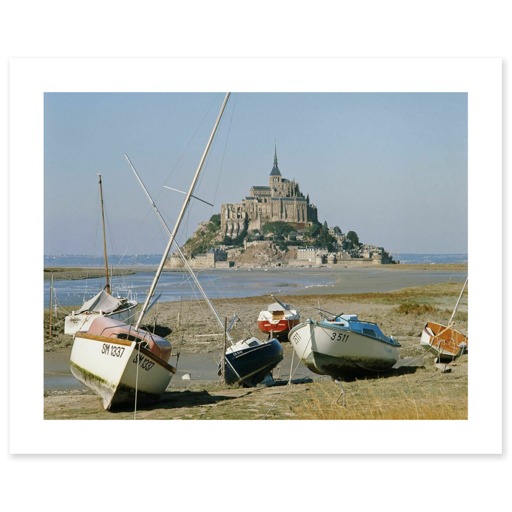 Abbaye du Mont-Saint-Michel et bateaux de pêche sur la grève (affiches d'art)