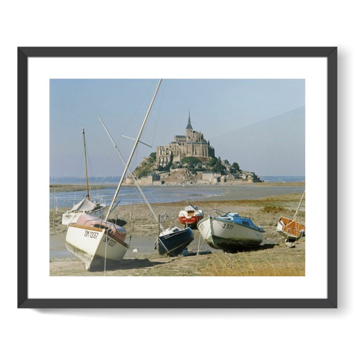 Abbaye du Mont-Saint-Michel et bateaux de pêche sur la grève (affiches d'art encadrées)