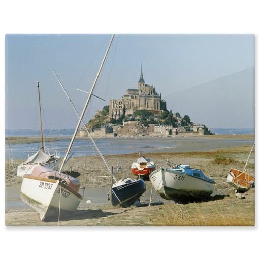 Abbaye du Mont-Saint-Michel et bateaux de pêche sur la grève (panneaux aluminium)