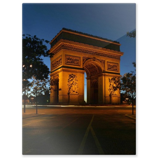 L'Arc de triomphe de l'Étoile au crépuscule, côté sud-est, depuis l'avenue Marceau (panneaux aluminium)