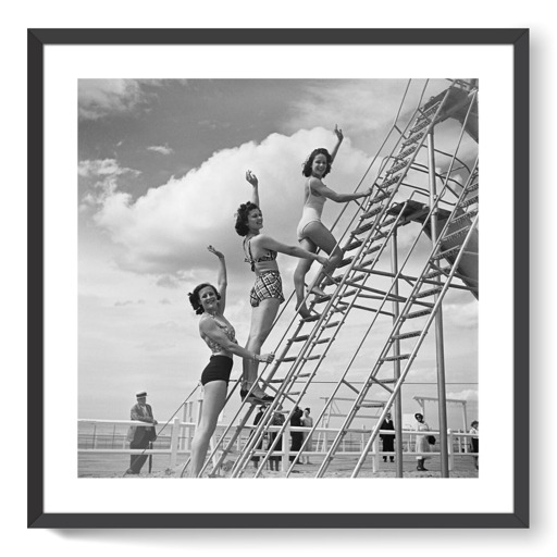 Deauville, jeunes filles s'exerçant au sport sur la plage (affiches d'art encadrées)