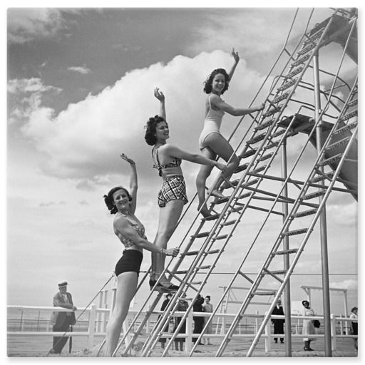 Deauville, jeunes filles s'exerçant au sport sur la plage (panneaux aluminium)
