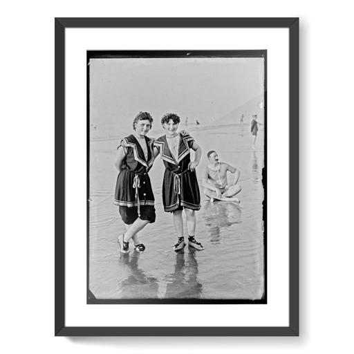 Jeunes femmes en tenue de bain (affiches d'art encadrées)