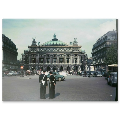 Place de l'Opéra à Paris ; à l'arrière-plan, l'opéra Garnier (panneaux aluminium)