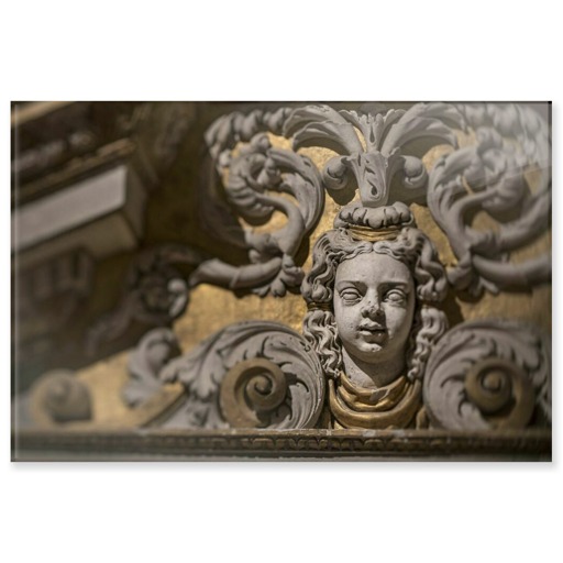 Château des ducs d'Épernon, appartement de la reine, première antichambre de la reine, détail du décor sculpté de la cheminée (panneaux acryliques)