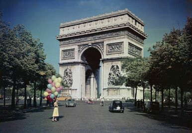 L'Arc de triomphe de l'Étoile, côté ouest, depuis l'avenue de la Grande-Armée