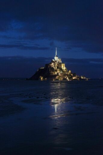 Mont-Saint-Michel, illumination du Mont et de la passerelle pendant les grandes marées des 20 et 21 mars 2015