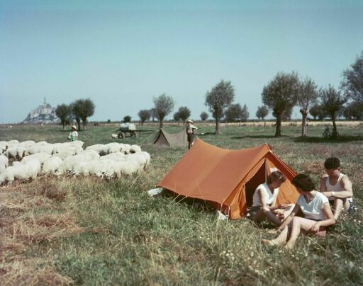 Camping dans un pré salé près du Mont-Saint-Michel