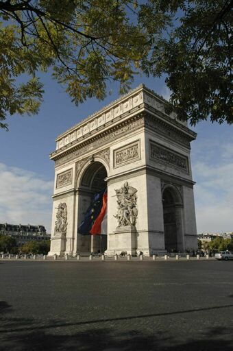 Drapeaux français et européen flottant sous l'Arc de triomphe de l'Étoile