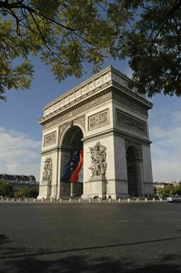 Drapeaux français et européen flottant sous l'Arc de triomphe de l'Étoile