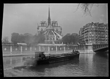 La cathédrale Notre-Dame et le pont Saint Louis vus du quai d'Orléans