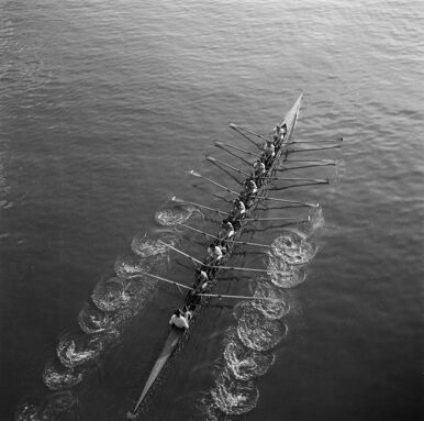 Compétition à l'aviron, au pont de Levallois, à Levallois-Perret
