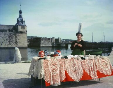 Brodeuse en costume breton sur le port de Concarneau