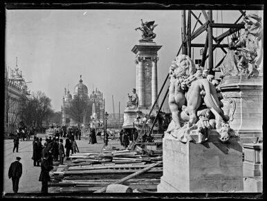 La construction du Pavillon de l'Italie et du pont Alexandre III