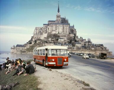 Mont-Saint-Michel, car de touristes sur la digue-route