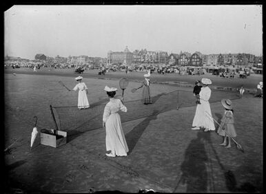 Joueuses de tennis sur la plage de Berck