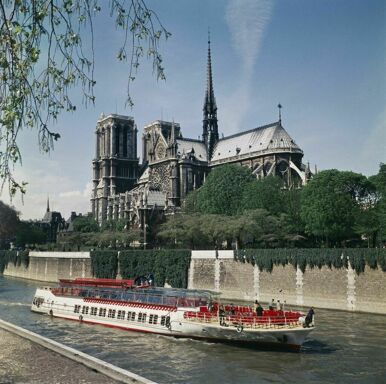 Cathédrale Notre-Dame de Paris et square Jean-XXIII vus depuis le quai de Montebello