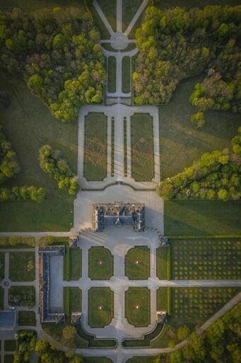Château de La Motte-Tilly et son jardin, vue aérienne au coucher du soleil