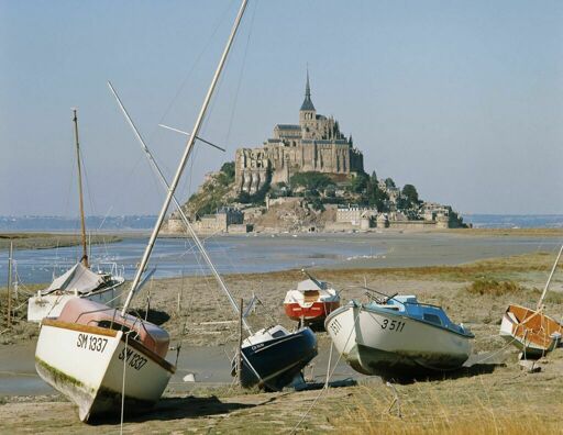 Abbaye du Mont-Saint-Michel et bateaux de pêche sur la grève