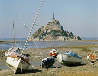 Abbaye du Mont-Saint-Michel et bateaux de pêche sur la grève