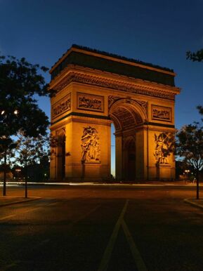 L'Arc de triomphe de l'Étoile au crépuscule, côté sud-est, depuis l'avenue Marceau