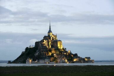 Mont-Saint-Michel, illumination du Mont et de la passerelle pendant les grandes marées des 20 et 21 mars 2015