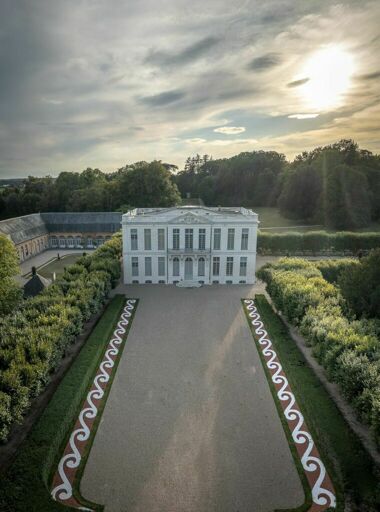 Château de Bouges, façade est sur la cour d'honneur et ses broseries minérales