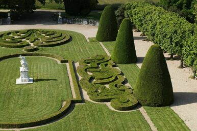 Château de Bouges, parterre nord, broderies