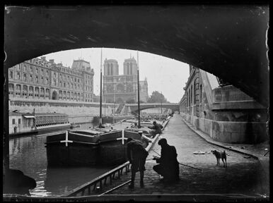 La préfecture de police et la cathédrale Notre-Dame vues depuis le quai des Grands-Augustins, sous le pont Saint-Michel