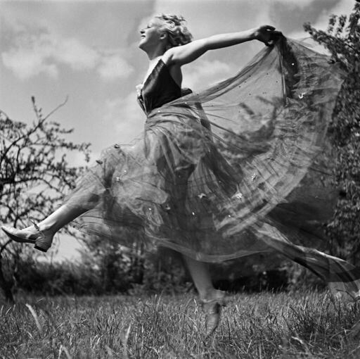 Femme dansant au soleil