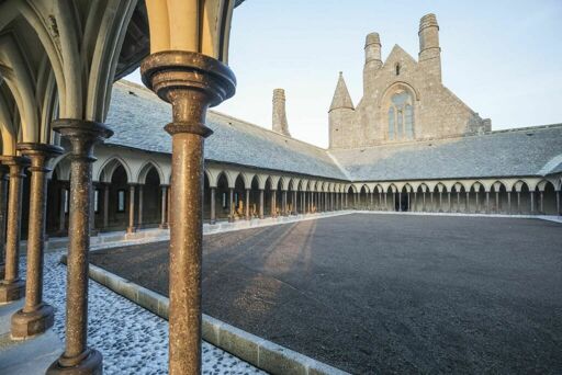 Abbaye du Mont-Saint-Michel, le cloître restauré vu depuis l'ouest