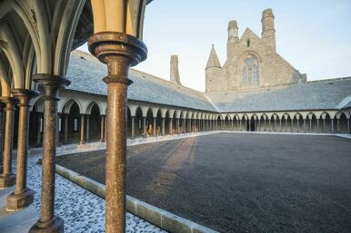 Abbaye du Mont-Saint-Michel, le cloître restauré vu depuis l'ouest