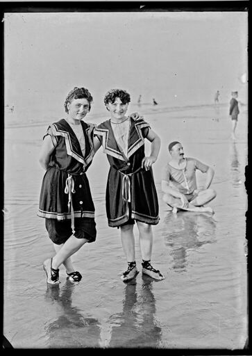 Jeunes femmes en tenue de bain