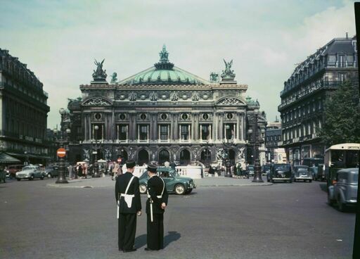 Place de l'Opéra à Paris ; à l'arrière-plan, l'opéra Garnier