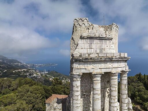 Le Trophée d'Auguste dominant Monaco