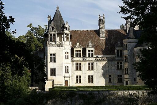 Château de Puyguilhem, façade principale du grand logis Renaissance avec, à gauche, la tour d'escalier
