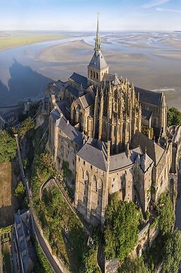 Abbaye du Mont-Saint-Michel, vue aérienne depuis le sud-est