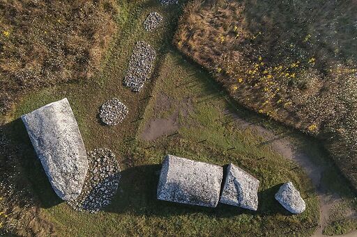 Vue aérienne du Grand menhir brisé