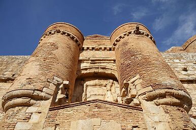 Forteresse de Salses, châtelet d'entrée, tourelles et blason