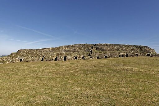 Cairn de Barnenez, vue d'ensemble de la façade sud-est