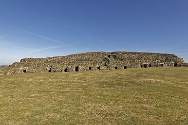 Cairn de Barnenez, vue d'ensemble de la façade sud-est