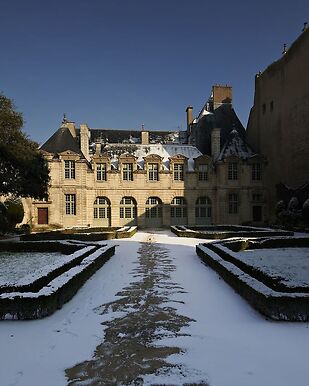 Hôtel de Béthune-Sully enneigé, orangerie, façade sur jardin