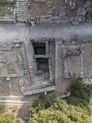 Site archéologique de Glanum, la source sacrée, vue aérienne en plongée