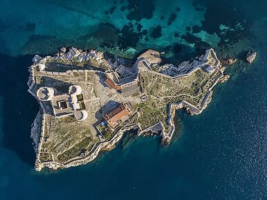 Château et île d'If dans la lumière du matin