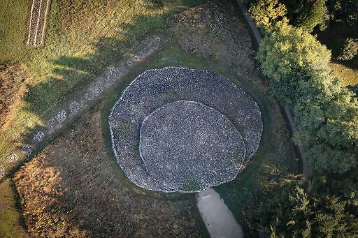 Vue aérienne du cairn de la Table des Marchand